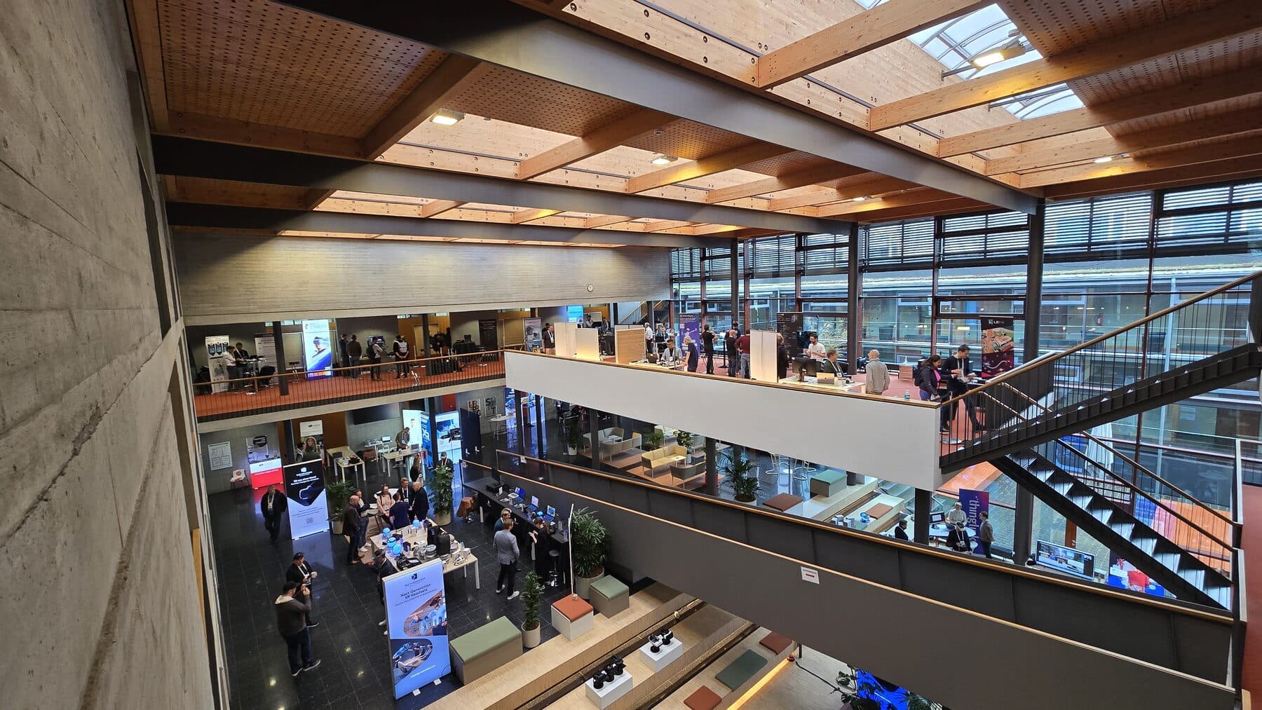 Blick von oben auf die Fachausstellung im Atrium des SHMT