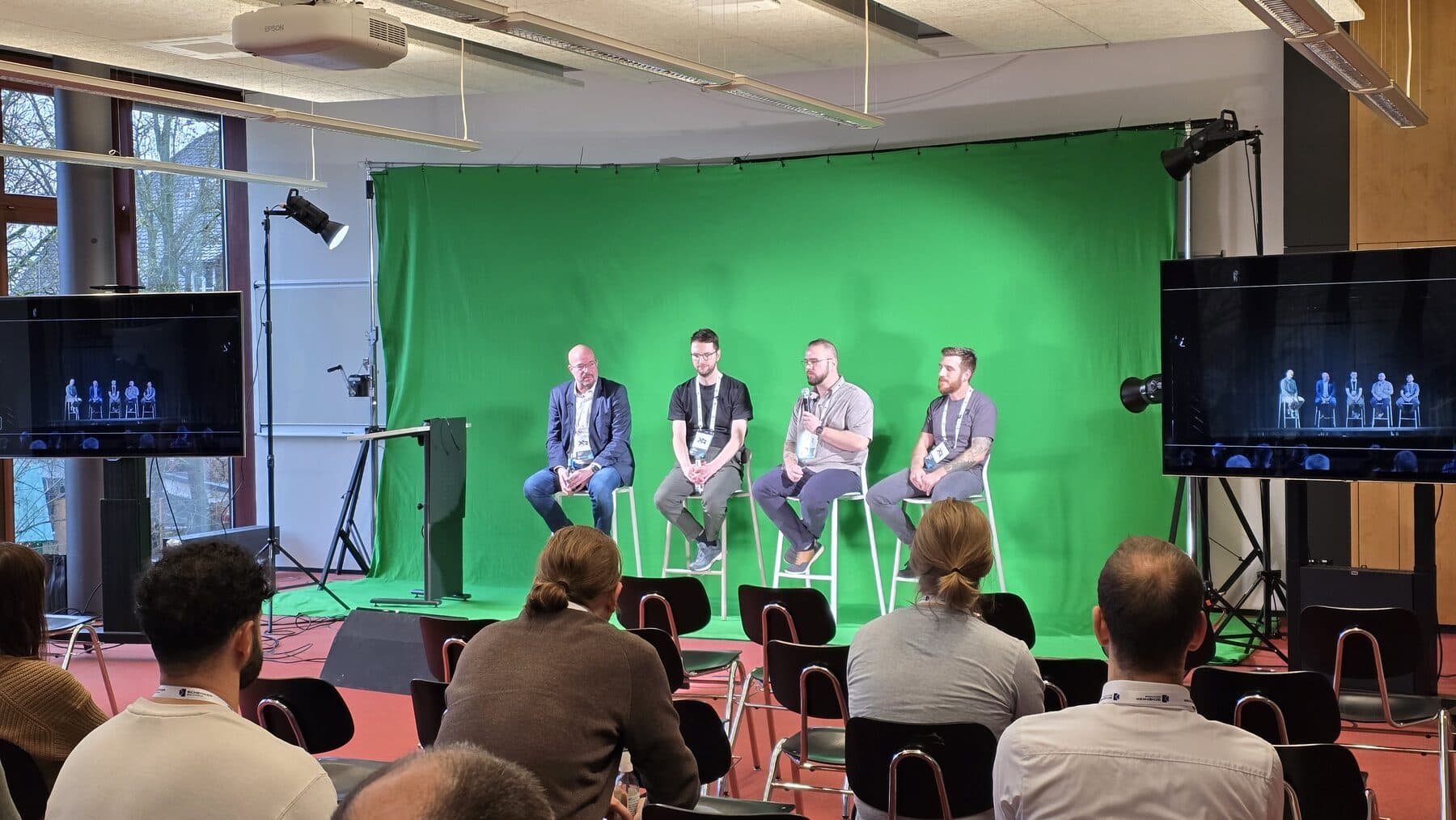 Paneldiskussion im Greenscreen-Studio