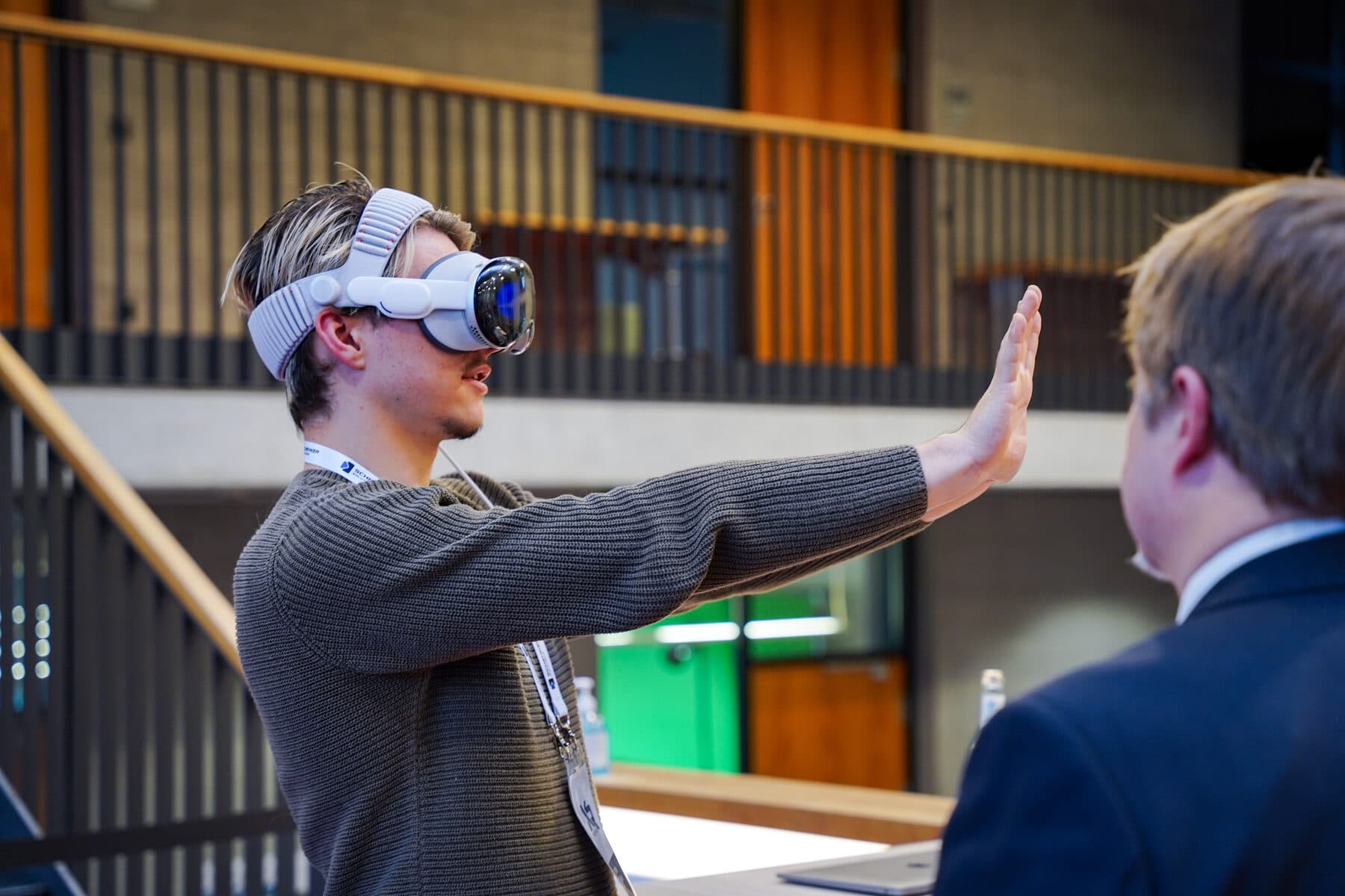 Besucher steuert eine XR-Anwendung per Handgesten