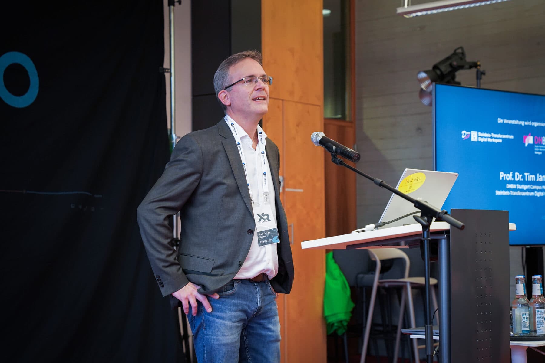 Prof. Dr.-Ing. Tim Jansen am Rednerpult der XR FACHTAGE 2025